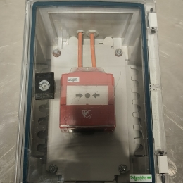 Armoire avec appel d'urgence